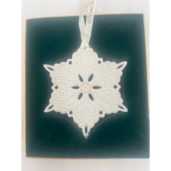 Wedgwood 2003 White Snowflake Ornament Box Porcelain England Delicate Design Dec - Picture 3 of 6
